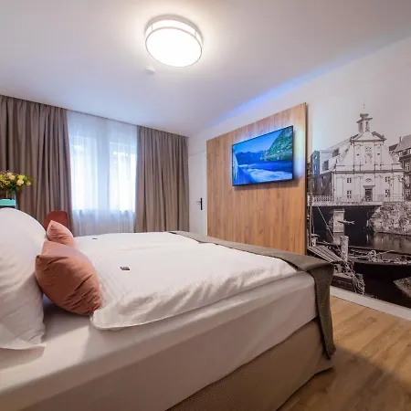 Värdshus Gaestehaus Zum Roten Hahn *