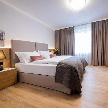 Gaestehaus Zum Roten Hahn Värdshus *