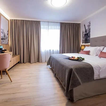 Gaestehaus Zum Roten Hahn イン *