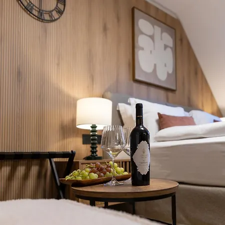 Värdshus Gaestehaus Zum Roten Hahn